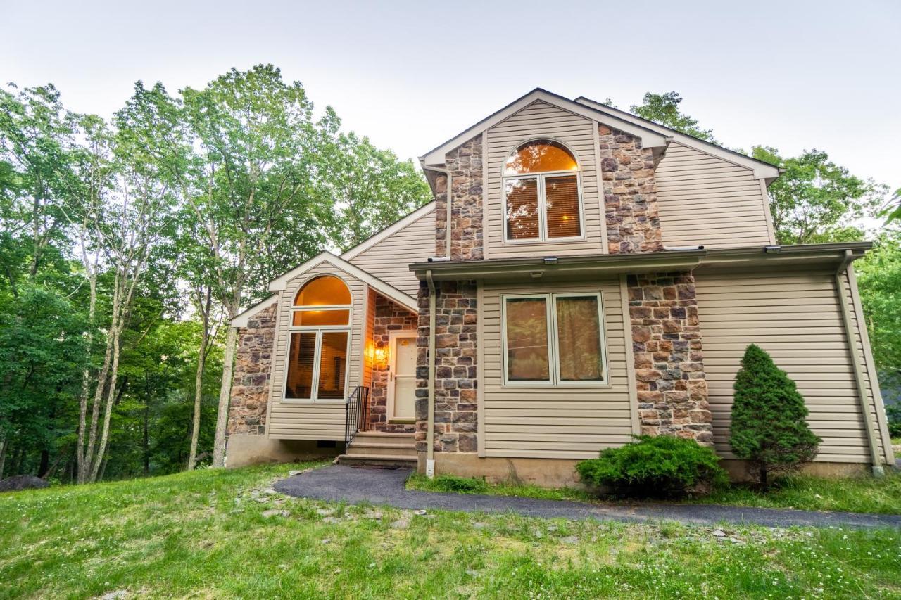 Harmony Hill Stylish 4bd Mountain Retreat, Hot Tub, Games * Bushkill