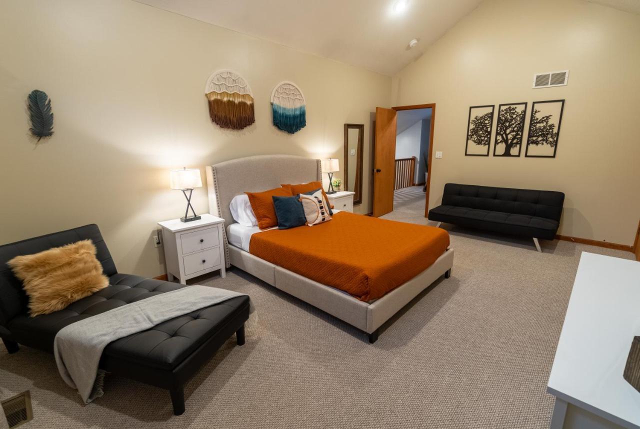 Harmony Hill Stylish 4bd Mountain Retreat, Hot Tub, Games Bushkill