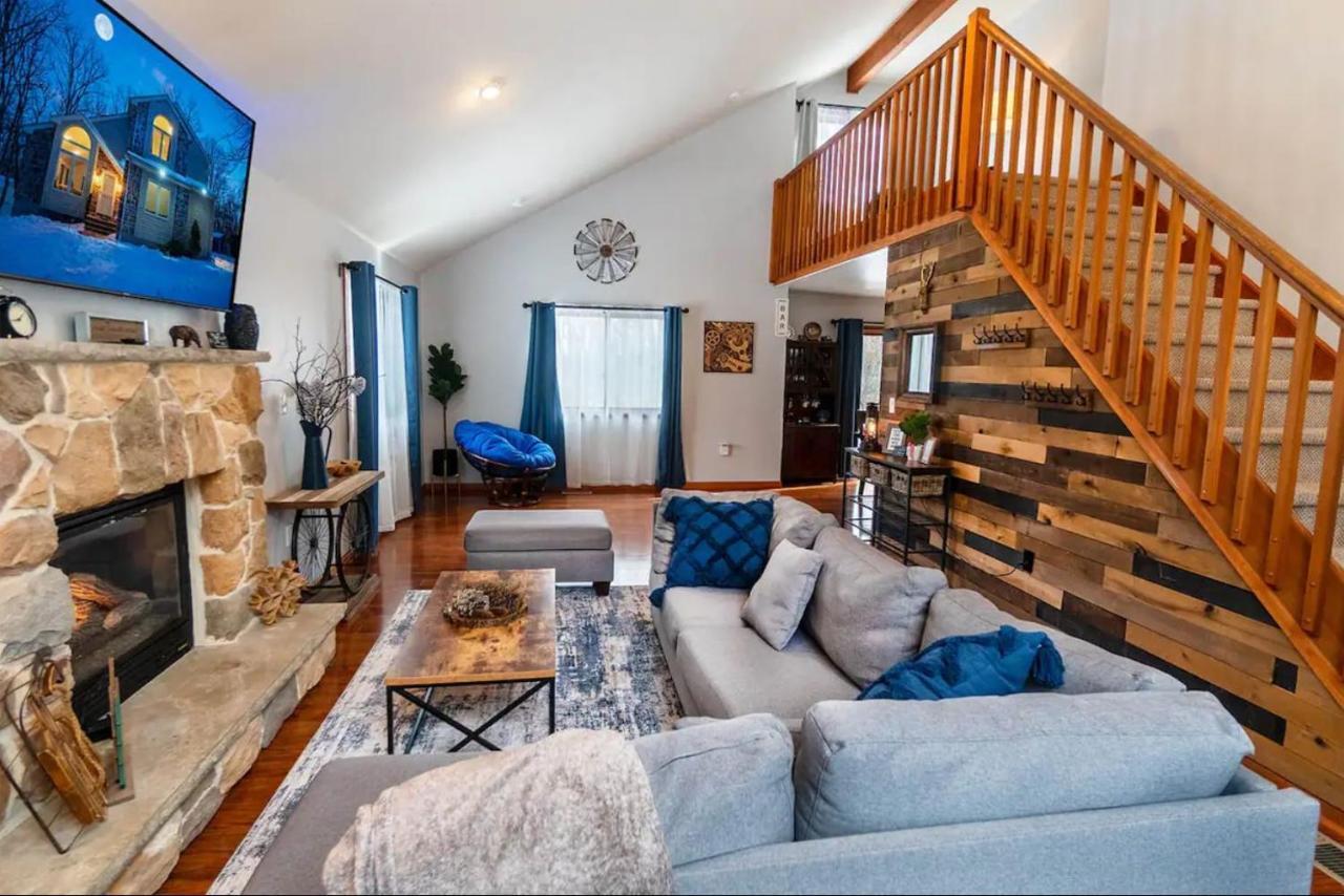 Harmony Hill Stylish 4bd Mountain Retreat, Hot Tub, Games Сasa de vacaciones Bushkill