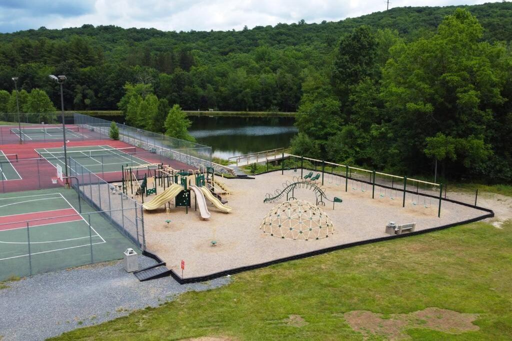 Сasa de vacaciones Harmony Hill Stylish 4bd Mountain Retreat, Hot Tub, Games *