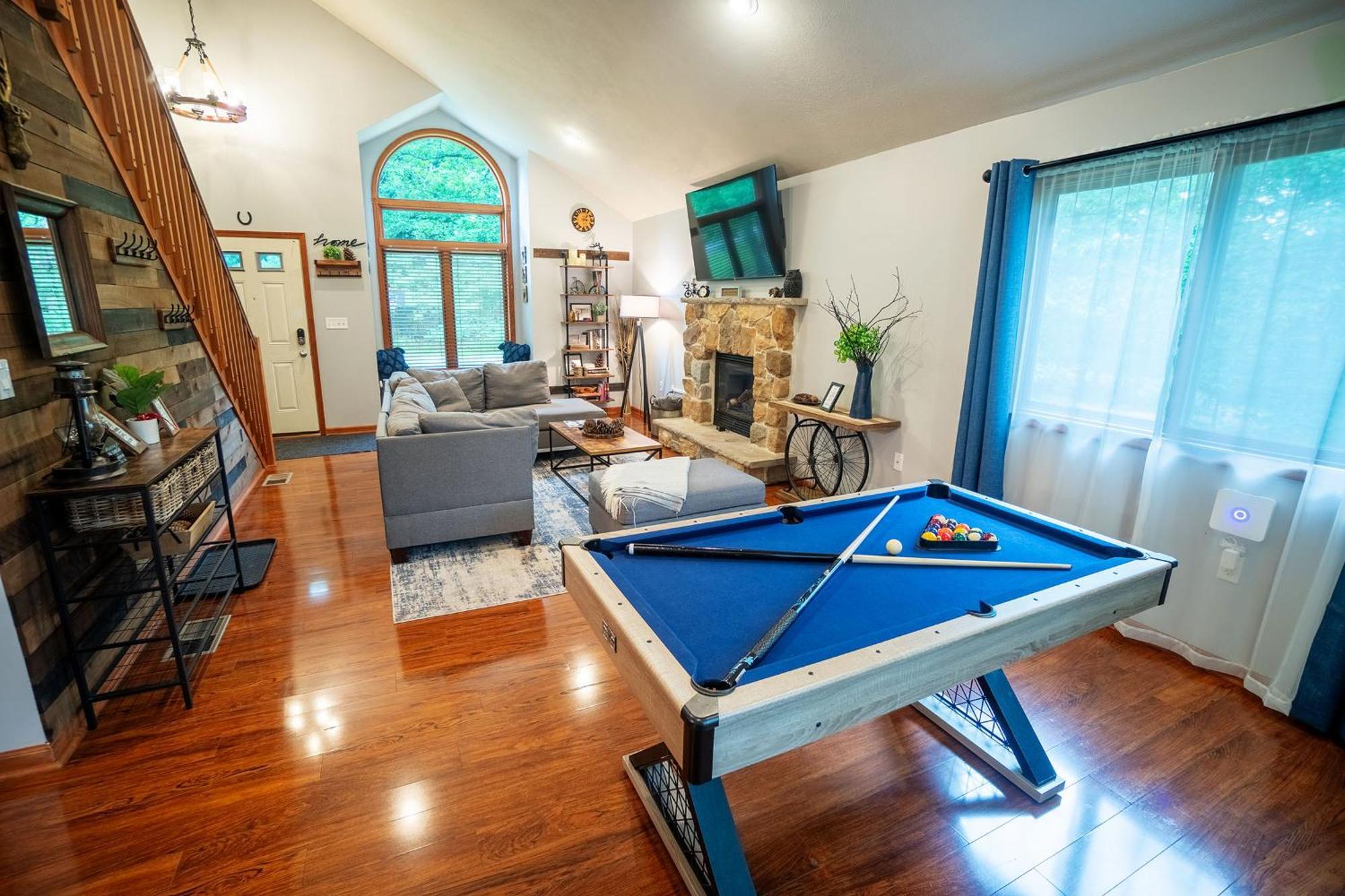 Harmony Hill Stylish 4bd Mountain Retreat, Hot Tub, Games Сasa de vacaciones Bushkill